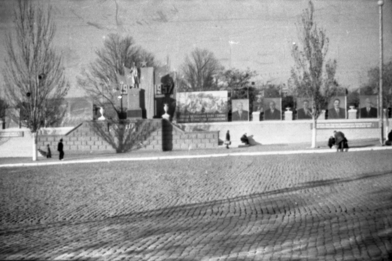  1 мая. Вид на трибуну